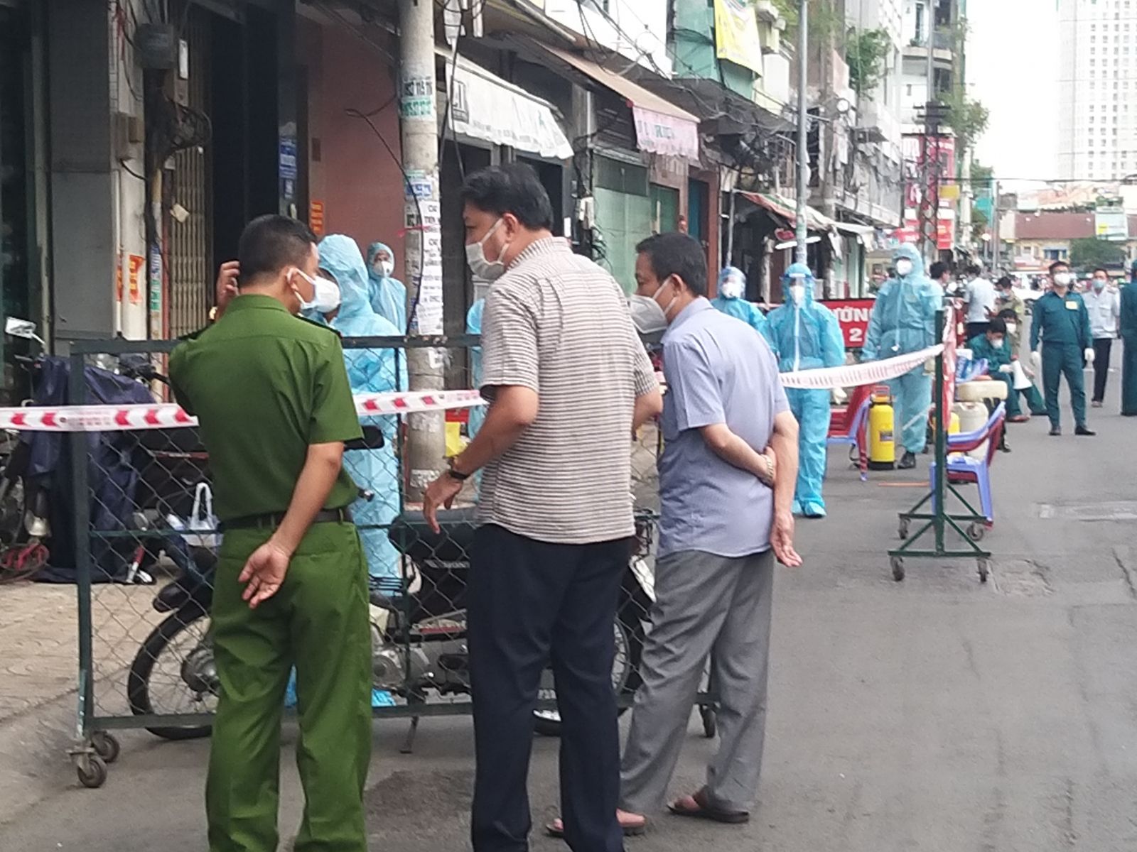 Lực lượng chức năng đang thực hiện phong tỏa tại phường 12 &amp;ndash; Quận 5 c&amp;oacute; ca nghi nhiễm COVID-19