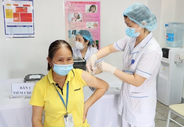TP.HCM mới triển khai ti&amp;ecirc;m ph&amp;ograve;ng được gần 64.400 người được ti&amp;ecirc;m một mũi v&amp;agrave; gần 10.200 người ti&amp;ecirc;m đủ 2 mũi.