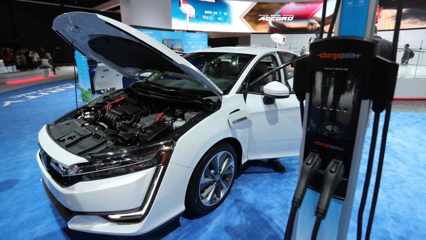 Honda Clarity tại Triển l&amp;atilde;m &amp;ocirc; t&amp;ocirc; Los Angeles năm 2017. Gi&amp;aacute; xe chạy bằng pin nhi&amp;ecirc;n liệu v&amp;agrave; số lượng trạm sạc hạn chế đ&amp;atilde; c&amp;oacute; t&amp;aacute;c dụng ngược với m&amp;ocirc; h&amp;igrave;nh n&amp;agrave;y. &amp;copy; Reuters