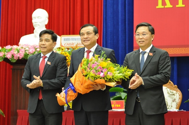 Đồng ch&amp;iacute; Phan Việt Cường (giữa) t&amp;aacute;i đắc cử chức danh Chủ tịch HĐND tỉnh Quảng Nam kh&amp;oacute;a X, đồng ch&amp;iacute; L&amp;ecirc; Tr&amp;iacute; Thanh, (ngo&amp;agrave;i c&amp;ugrave;ng b&amp;ecirc;n phải) t&amp;aacute;i đắc cử Chủ tịch Uỷ ban nh&amp;acirc;n d&amp;acirc;n (UBND) tỉnh Quảng Nam nhiệm kỳ 2021-2026; cũng với tỷ lệ  phiếu bầu 100%.