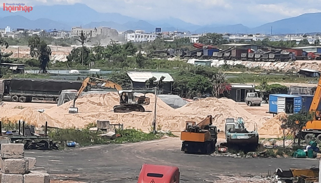 B&amp;atilde;i c&amp;aacute;t &amp;quot;khủng&amp;quot; n&amp;uacute;p b&amp;oacute;ng b&amp;atilde;i tập kết vật liệu l&amp;agrave;m đường c&amp;ocirc;ng vụ để ngang nhi&amp;ecirc;n mang c&amp;aacute;t ra ngo&amp;agrave;i ti&amp;ecirc;u thụ