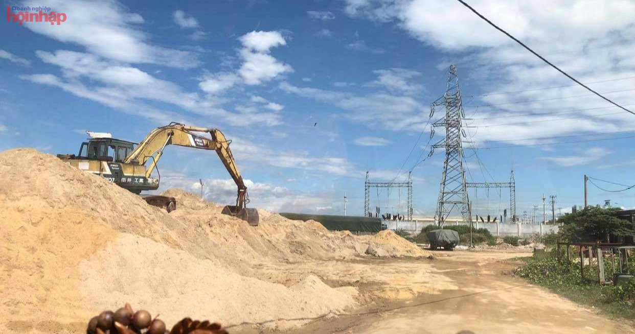 B&amp;atilde;i tập kết c&amp;aacute;t &amp;quot;tr&amp;aacute; h&amp;igrave;nh&amp;quot; nằm ngay dưới đường d&amp;acirc;y điện cao thế.