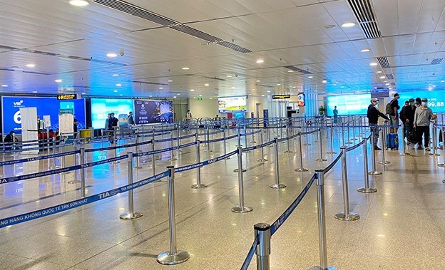 Cảnh vắng vẻ ở s&amp;acirc;n bay T&amp;acirc;n Sơn Nhất thời Covid-19