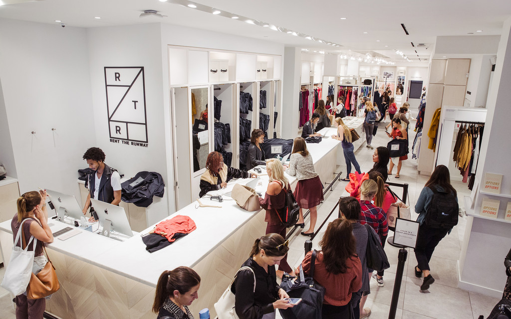 B&amp;ecirc;n trong một cơ sở Rent the Runway trước đại dịch