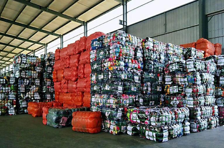 B&amp;ecirc;n trong c&amp;aacute;c kho h&amp;agrave;ng secondhand
