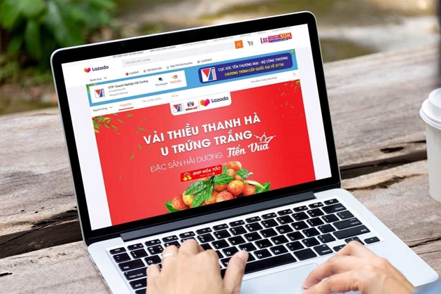 Vải thiều Thanh H&amp;agrave; được mở b&amp;aacute;n tr&amp;ecirc;n nền tảng Lazada với gi&amp;aacute; ưu đ&amp;atilde;i c&amp;ugrave;ng ch&amp;iacute;nh s&amp;aacute;ch hỗ trợ giao h&amp;agrave;ng hấp dẫn. Ảnh: LP