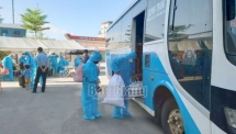 Tỉnh Hòa Bình đón gần 800 lao động từ tỉnh Bắc Giang trở về địa phương
