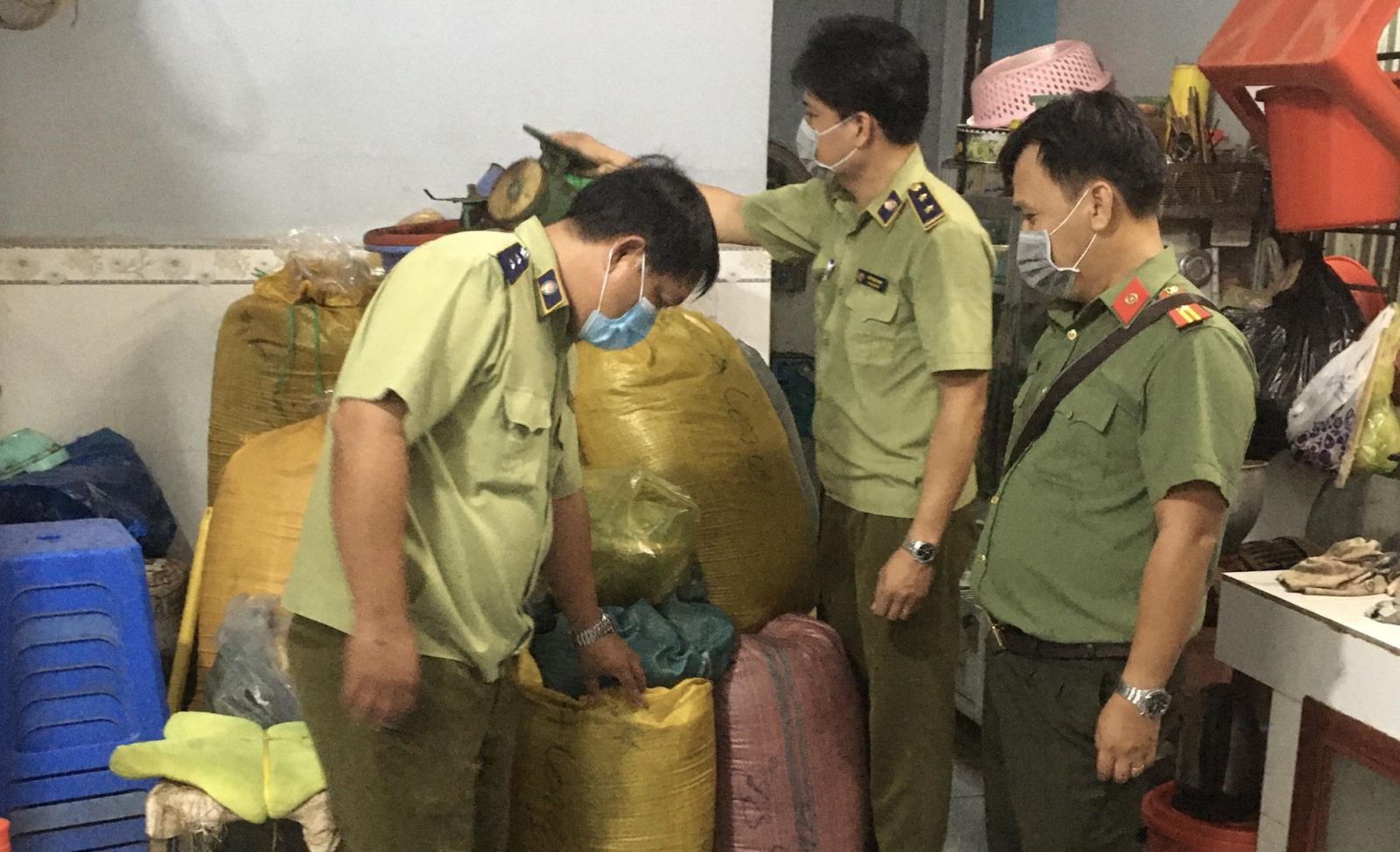 Lực lượng chức năng đang kiểm tra tại cơ sở sản xuất tr&amp;agrave;, c&amp;agrave; ph&amp;ecirc; Long B&amp;igrave;nh