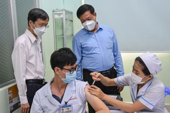 Ti&amp;ecirc;m vắc xin ngừa COVID-19 ưu ti&amp;ecirc;n cho c&amp;ocirc;ng nh&amp;acirc;n ở TP.HCM