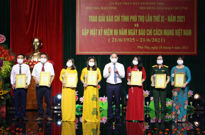 Ph&amp;oacute; B&amp;iacute; thư thường trực tỉnh ủy Ph&amp;uacute; Thọ trao giải A cho c&amp;aacute;c t&amp;aacute;c giả, nh&amp;oacute;m t&amp;aacute;c giả đạt giải