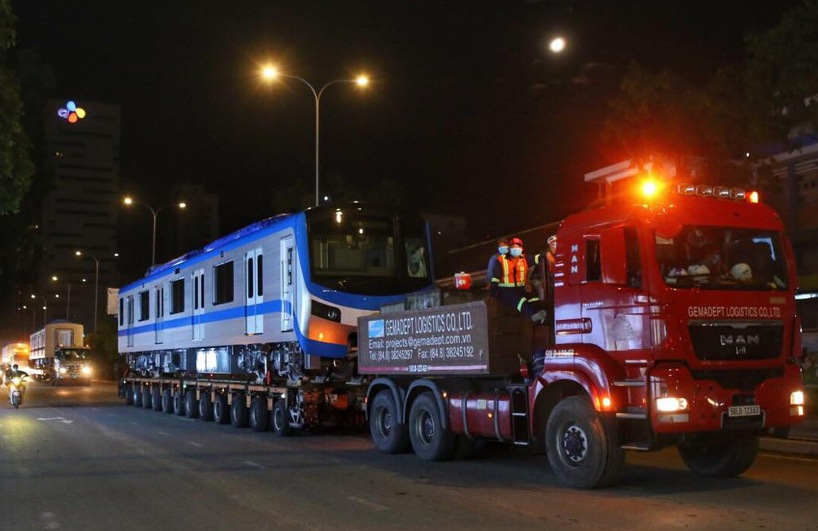L&amp;uacute;c 0h ng&amp;agrave;y 21-6, đo&amp;agrave;n t&amp;agrave;u số 4 được 3 xe si&amp;ecirc;u trường, si&amp;ecirc;u trọng vận chuyển về depot Long B&amp;igrave;nh