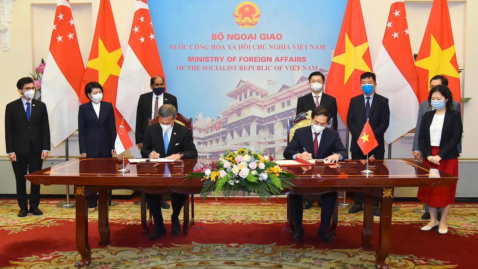 Việt Nam-Singapore th&amp;uacute;c đẩy c&amp;ocirc;ng nhận lẫn nhau về chứng chỉ vắc-xin - Ảnh 3.