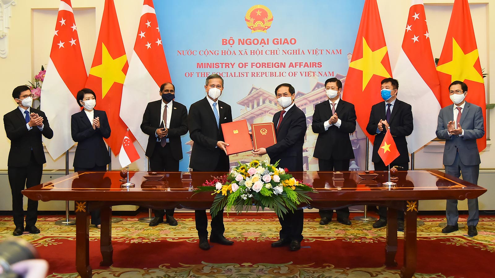 Việt Nam-Singapore th&amp;uacute;c đẩy c&amp;ocirc;ng nhận lẫn nhau về chứng chỉ vắc-xin - Ảnh 4.