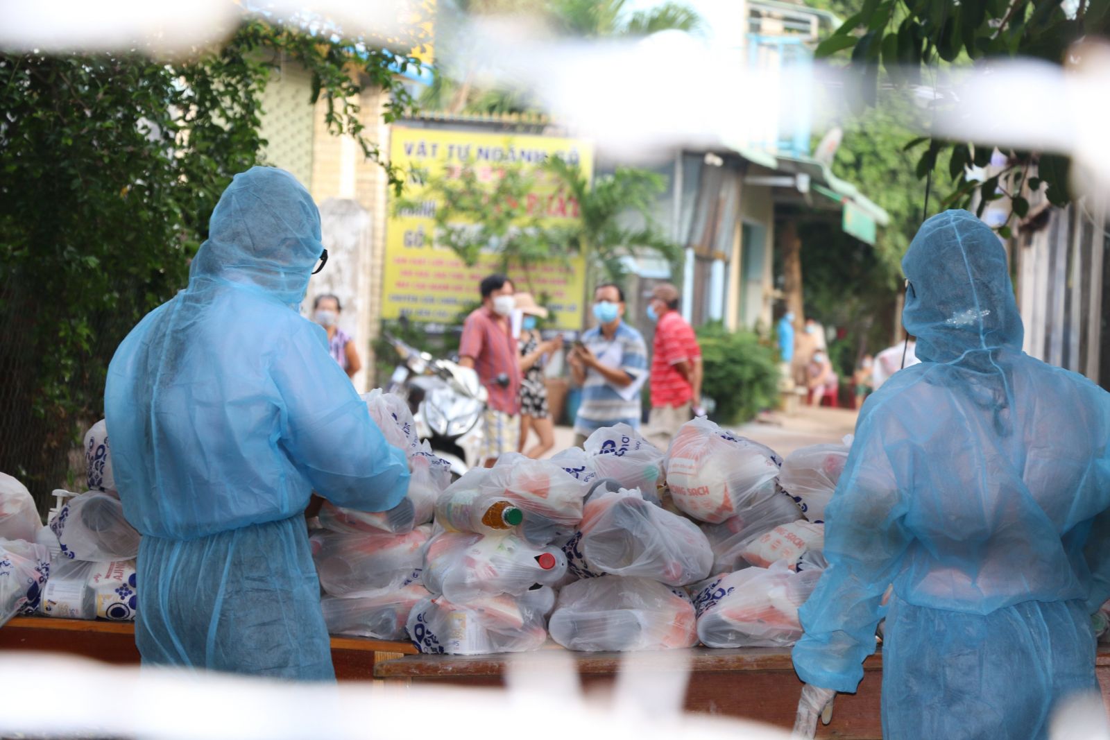 Ph&amp;iacute;a b&amp;ecirc;n kia chiếc b&amp;agrave;n l&amp;agrave; h&amp;agrave;ng trăm c&amp;ocirc;ng nh&amp;acirc;n đang chờ mong