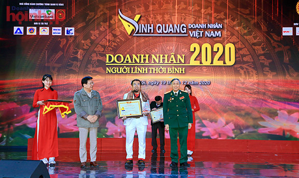 Doanh nh&amp;acirc;n Nguyễn Ho&amp;agrave;ng Sang &amp;ndash; TGĐ C&amp;ocirc;ng ty TNHH Tranh tiền Phong Thủy Xưa v&amp;agrave; Nay được vinh danh tại buổi lễ &amp;ldquo;Vinh quang doanh nh&amp;acirc;n Việt Nam &amp;ndash; Doanh nh&amp;acirc;n người l&amp;igrave;nh thời b&amp;igrave;nh&amp;rdquo;