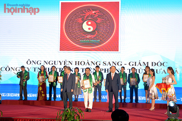 Doanh nh&amp;acirc;n Nguyễn Ho&amp;agrave;ng Sang nhận chứng nhận Nh&amp;agrave; quản l&amp;yacute;/Doanh nh&amp;acirc;n ti&amp;ecirc;u biểu Việt Nam ASEAN - EU, c&amp;oacute; nhiều đ&amp;oacute;ng g&amp;oacute;p trong hội nhập kinh tế ng&amp;agrave;y 19/03/2021