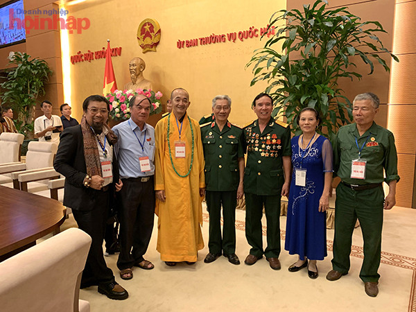 Doanh nh&amp;acirc;n Nguyễn Ho&amp;agrave;ng Sang chụp c&amp;ugrave;ng Trung tướng L&amp;ecirc; Văn H&amp;acirc;n v&amp;agrave; một số doanh nh&amp;acirc;n tại Văn ph&amp;ograve;ng Quốc hội.