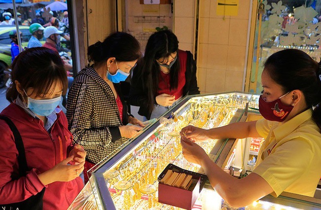 Gi&amp;aacute; v&amp;agrave;ng quay đầu giảm trong bối cảnh đồng USD treo cao v&amp;agrave; chứng kho&amp;aacute;n thế giới tăng mạnh.
