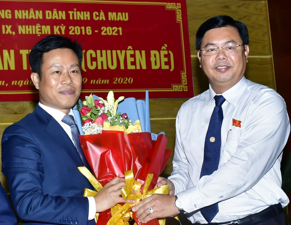 Ng&amp;agrave;y 3/9/2020, B&amp;iacute; thư Tỉnh uỷ Nguyễn Tiến Hải (phải) tặng hoa ch&amp;uacute;c mừng &amp;ocirc;ng L&amp;ecirc; Qu&amp;acirc;n được đại biểu HĐND tỉnh bầu giữ chức Chủ tịch UBND tỉnh tại Kỳ họp lần thứ 13 (chuy&amp;ecirc;n đề) Kho&amp;aacute; IX, nhiệm kỳ 2016-2021 .