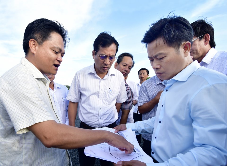 Ph&amp;oacute; b&amp;iacute; thư Tỉnh uỷ, Chủ tịch UBND tỉnh C&amp;agrave; Mau L&amp;ecirc; Qu&amp;acirc;n (b&amp;igrave;a phải) thị s&amp;aacute;t t&amp;igrave;nh h&amp;igrave;nh quy hoạch, x&amp;acirc;y dựng Khu Kinh tế Năm Căn, huyện Năm Căn ng&amp;agrave;y 7/10/2020.