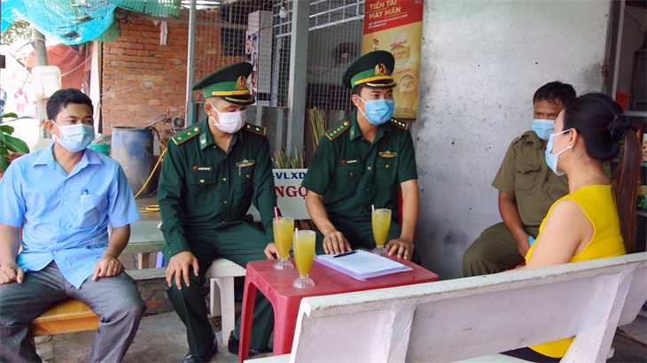 C&amp;aacute;n bộ Đồn Bi&amp;ecirc;n ph&amp;ograve;ng Ph&amp;uacute; Mỹ, BĐBP Ki&amp;ecirc;n Giang tuy&amp;ecirc;n truyền, vận động người d&amp;acirc;n thực hiện phong tr&amp;agrave;o &amp;ldquo;To&amp;agrave;n d&amp;acirc;n tham gia ph&amp;ograve;ng, chống dịch Covid-19 v&amp;agrave; XNC tr&amp;aacute;i ph&amp;eacute;p&amp;rdquo; ở khu vực bi&amp;ecirc;n giới (Ảnh: Hồ Ph&amp;uacute;c)