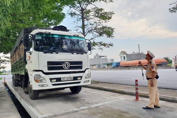 Lực lượng CSGT Thanh H&amp;oacute;a ra qu&amp;acirc;n thực hiện Mệnh lệnh của Gi&amp;aacute;m đốc C&amp;ocirc;ng an tỉnh Thanh H&amp;oacute;a