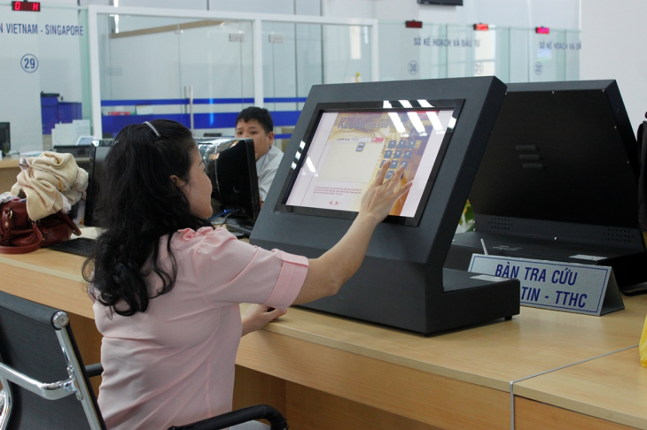 Người d&amp;acirc;n tra cứu th&amp;ocirc;ng tin qua Kiosk tại Trung t&amp;acirc;m H&amp;agrave;nh ch&amp;iacute;nh c&amp;ocirc;ng tỉnh