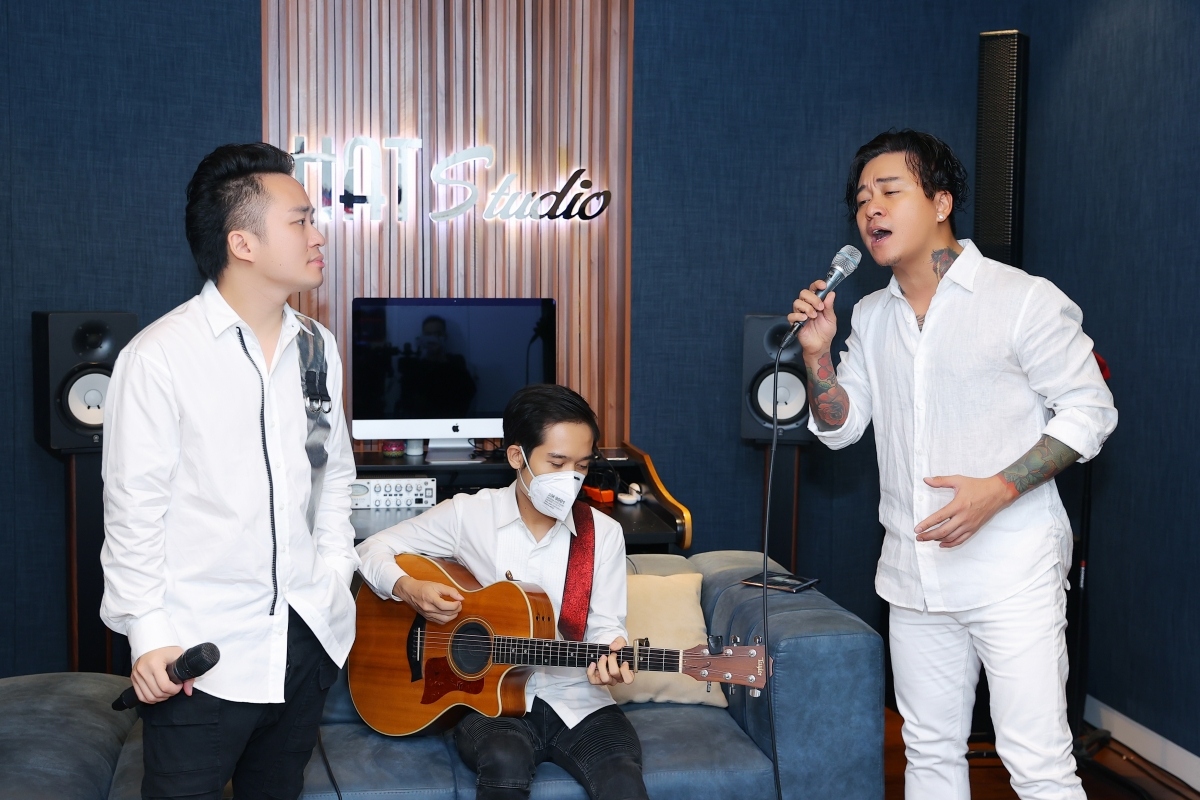 Ca sĩ T&amp;ugrave;ng Dương, Tuấn Hưng&amp;nbsp;thực hiện buổi biểu diễn trực tuyến&amp;nbsp;tại nh&amp;agrave;, k&amp;ecirc;u gọi mọi người ủng hộ, chung tay, lan toả tinh thần đo&amp;agrave;n kết c&amp;ugrave;ng c&amp;aacute;c y, b&amp;aacute;c sĩ tuyến đầu.&amp;nbsp;