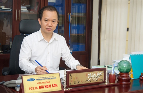 PGS.TS B&amp;ugrave;i Ho&amp;agrave;i Sơn, Viện trưởng Viện Văn ho&amp;aacute; Nghệ thuật Quốc gia Việt Nam nhận định&amp;nbsp;văn nghệ sĩ phải l&amp;agrave; những tấm gương tốt trong x&amp;atilde; hội, để từ đ&amp;oacute; định hướng lối sống cho c&amp;ocirc;ng ch&amp;uacute;ng n&amp;oacute;i chung, đặc biệt l&amp;agrave; thế hệ trẻ n&amp;oacute;i ri&amp;ecirc;ng.