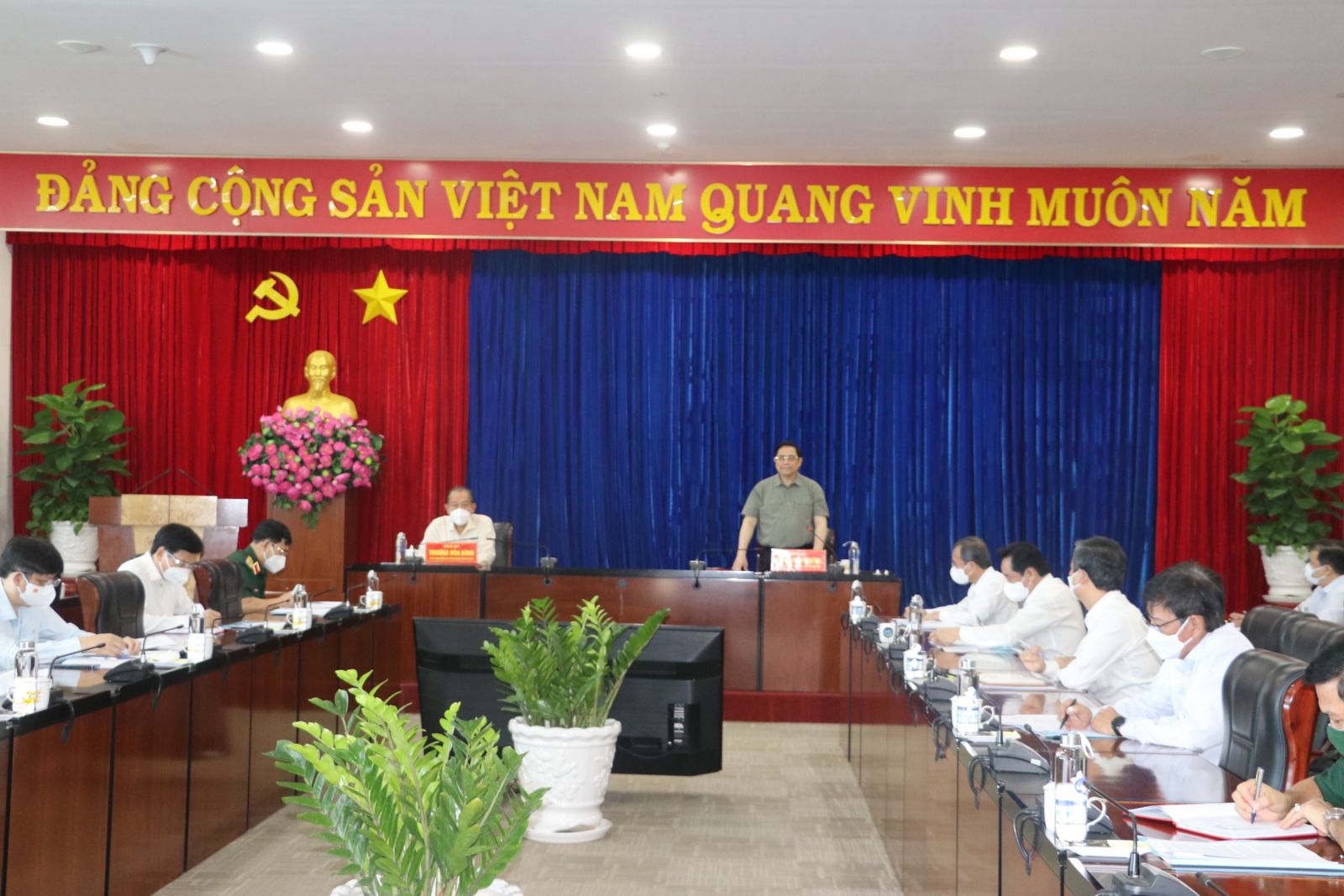 Thủ tướng Phạm Minh Ch&amp;iacute;nh c&amp;ugrave;ng đo&amp;agrave;n c&amp;ocirc;ng t&amp;aacute;c của Ch&amp;iacute;nh phủ l&amp;agrave;m việc với UBND tỉnh B&amp;igrave;nh Dương về t&amp;igrave;nh h&amp;igrave;nh, giải ph&amp;aacute;p ph&amp;ograve;ng, chống dịch v&amp;agrave; ph&amp;aacute;t triển kinh tế tại địa phương.