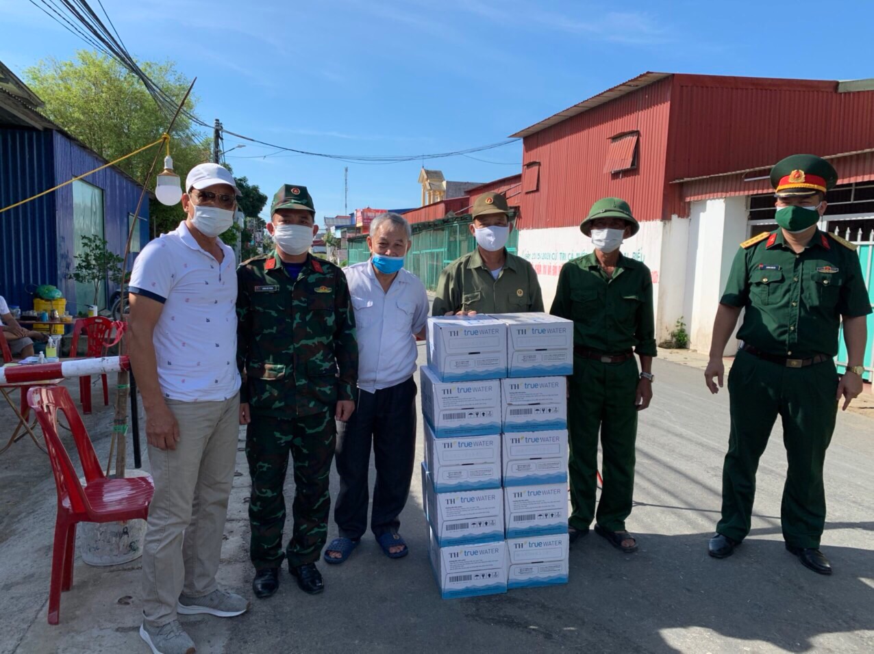 Đại diện Hội đồng d&amp;ograve;ng họ Vũ V&amp;otilde; tặng qu&amp;agrave; chia sẻ với lực lượng chống dịch