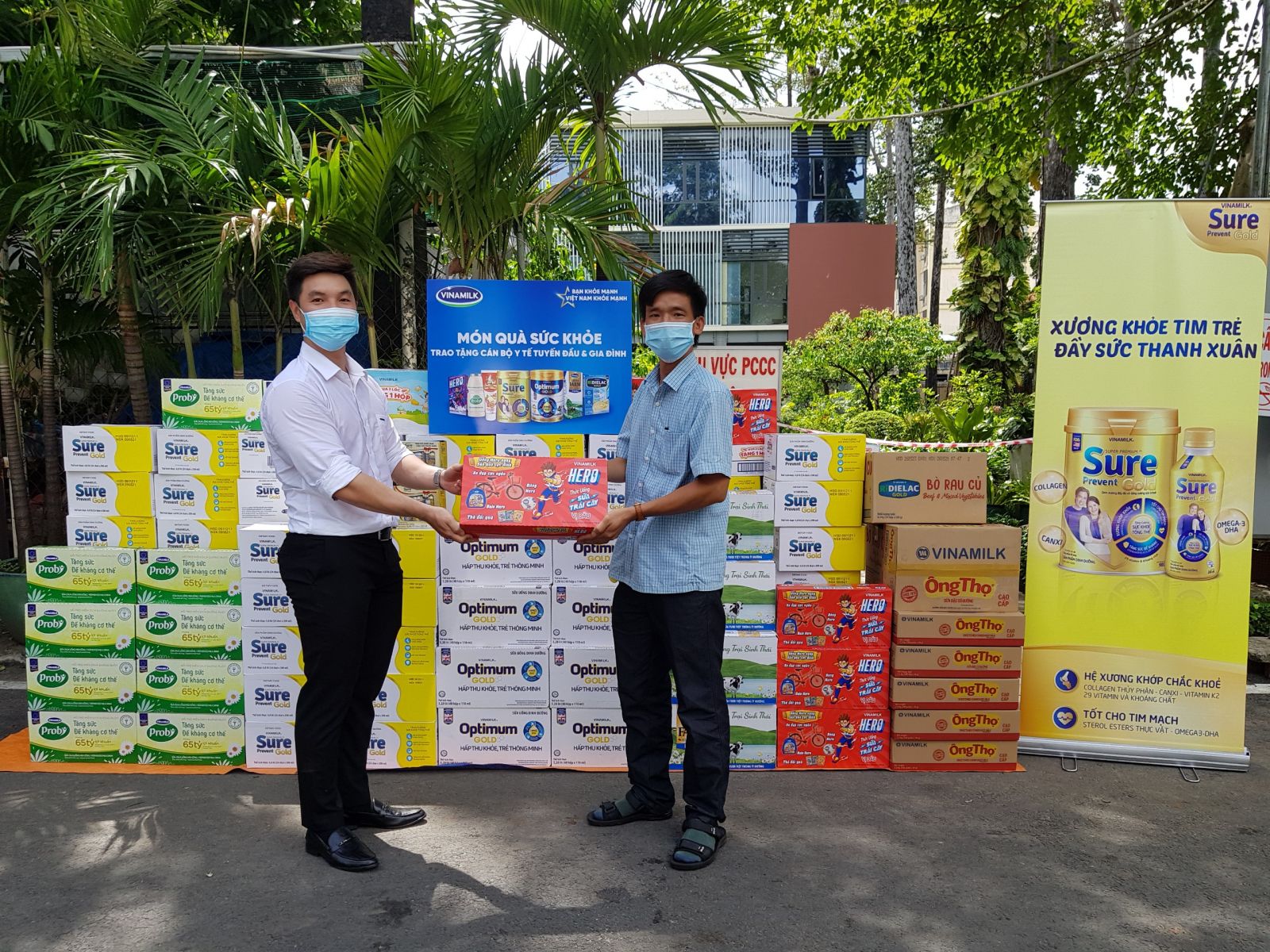 Đại diện Vinamilk gửi tặng m&amp;oacute;n qu&amp;agrave; sức khoẻ đến c&amp;aacute;c bệnh viện tuyến đầu