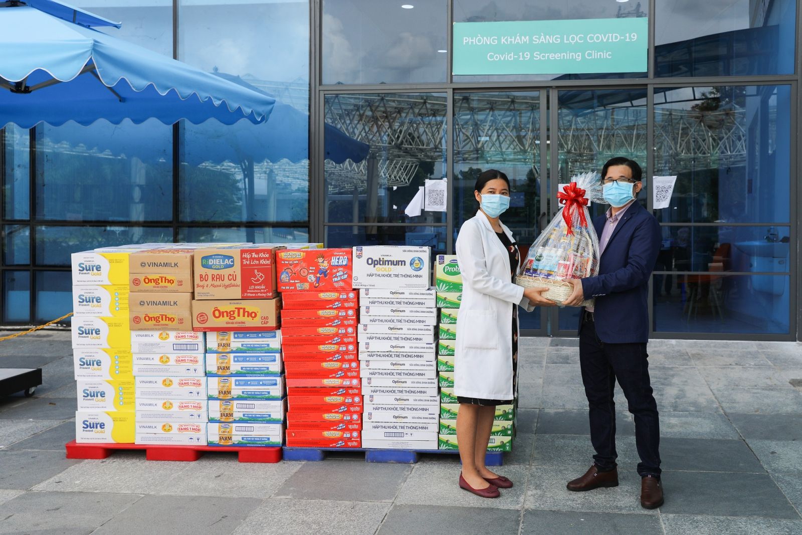 Đại diện bệnh viện tiếp nhận c&amp;aacute;c m&amp;oacute;n qu&amp;agrave; từ Vinamilk d&amp;agrave;nh tặng đến gia đ&amp;igrave;nh của c&amp;aacute;n bộ y tế tuyến đầu