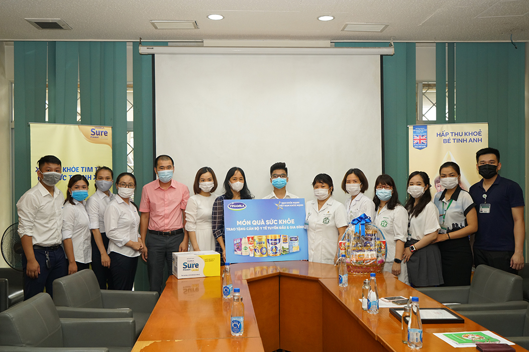 B&amp;agrave; Nguyễn Thị Minh T&amp;acirc;m, đại diện c&amp;ocirc;ng ty Vinamilk, chia sẻ t&amp;igrave;nh cảm v&amp;agrave; trao tặng m&amp;oacute;n qu&amp;agrave; thay lời cảm ơn từ Vinamilk gửi đến c&amp;aacute;c y b&amp;aacute;c sĩ tại bệnh viện Bạch Mai
