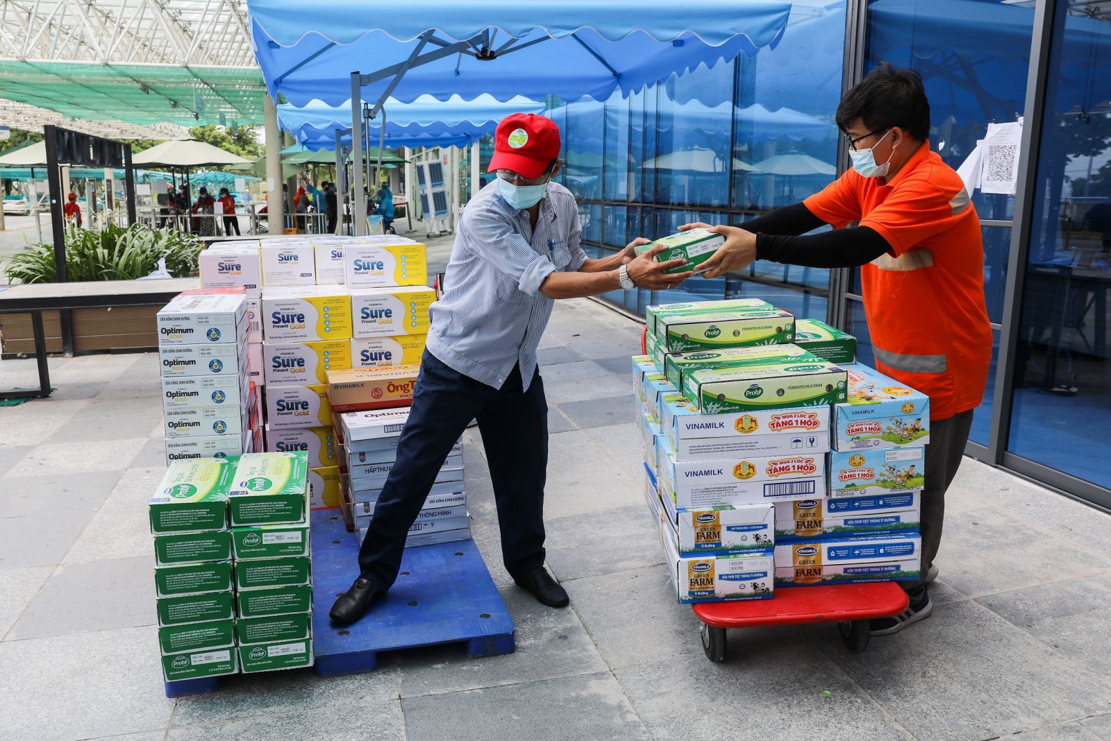 Hơn 25.500 sản phẩm đ&amp;atilde; được Vinamilk kịp thời chuyển đến c&amp;aacute;c bệnh viện trong điều kiện gi&amp;atilde;n c&amp;aacute;ch nhiều kh&amp;oacute; khăn.