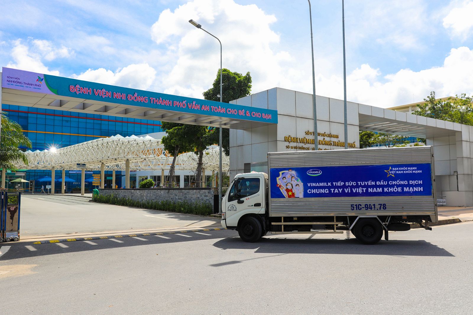 C&amp;aacute;c chuyến xe trong chiến dịch &amp;ldquo;Bạn khỏe mạnh, Việt Nam khỏe mạnh&amp;rdquo; đ&amp;atilde; bắt đầu h&amp;agrave;nh tr&amp;igrave;nh mang theo sản phẩm, qu&amp;agrave; tặng đến c&amp;aacute;c b&amp;aacute;c sĩ tuyến đầu