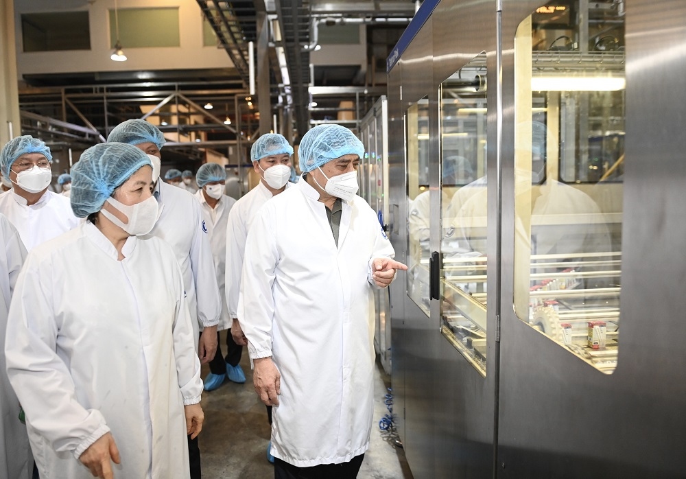 Thủ tướng Ch&amp;iacute;nh phủ v&amp;agrave; đo&amp;agrave;n c&amp;ocirc;ng t&amp;aacute;c tham quan quy tr&amp;igrave;nh sản xuất tự động, hiện đại của Si&amp;ecirc;u Nh&amp;agrave; m&amp;aacute;y sữa Việt Nam