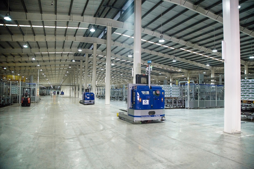 Hệ thống robot LGV trong nh&amp;agrave; m&amp;aacute;y được vận h&amp;agrave;nh tự động v&amp;agrave; đồng bộ, gi&amp;uacute;p tối ưu h&amp;oacute;a năng suất v&amp;agrave; kiểm so&amp;aacute;t chất lượng sản phẩm nghi&amp;ecirc;m ngặt.