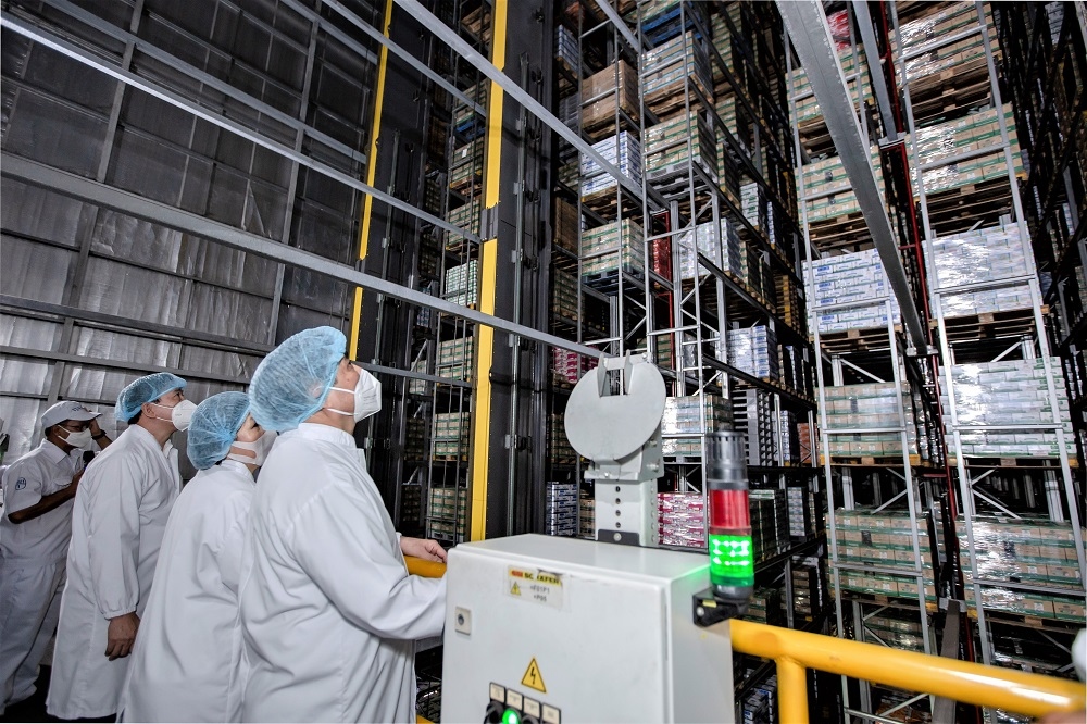 Nh&amp;agrave; m&amp;aacute;y Mega l&amp;agrave; đơn vị ti&amp;ecirc;n phong sử dụng hệ thống kho th&amp;ocirc;ng minh với c&amp;ocirc;ng nghệ ch&amp;acirc;u &amp;Acirc;u c&amp;oacute; sức chứa hơn 27.000 pallet h&amp;agrave;ng h&amp;oacute;a