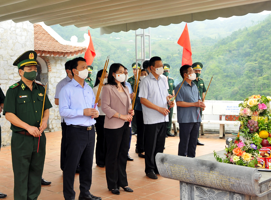 Ph&amp;oacute; Chủ tịch nước V&amp;otilde; Thị &amp;Aacute;nh Xu&amp;acirc;n v&amp;agrave; c&amp;aacute;c đồng ch&amp;iacute; l&amp;atilde;nh đạo tỉnh d&amp;acirc;ng hương viếng Anh h&amp;ugrave;ng liệt sỹ tại Đ&amp;agrave;i hương 468