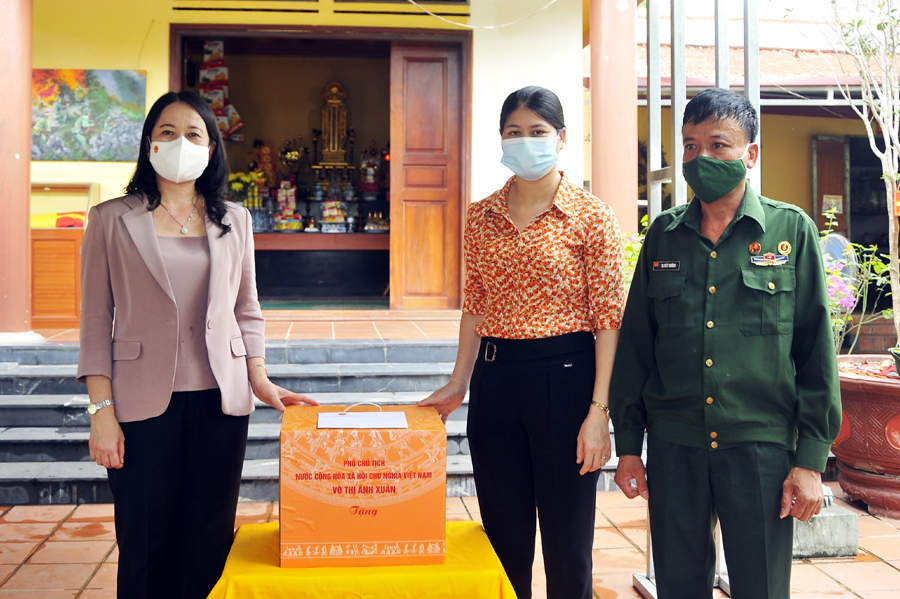 Ph&amp;oacute; Chủ tịch nước tặng qu&amp;agrave; Ban quản l&amp;yacute; Đền thờ Liệt sỹ 468