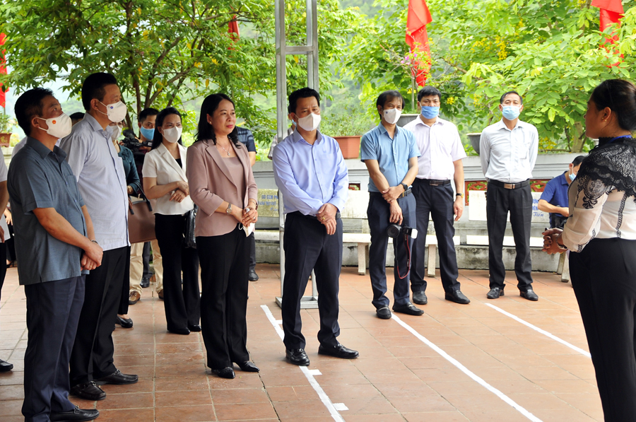 Đồng ch&amp;iacute; V&amp;otilde; Thị &amp;Aacute;nh Xu&amp;acirc;n v&amp;agrave; c&amp;aacute;c đồng ch&amp;iacute; l&amp;atilde;nh đạo tỉnh nghe giới thiệu về c&amp;aacute;c di t&amp;iacute;ch mặt trận Vị Xuy&amp;ecirc;n