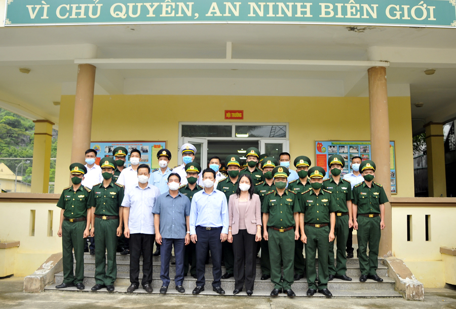 Ph&amp;oacute; Chủ tịch nước v&amp;agrave; c&amp;aacute;c đồng ch&amp;iacute; l&amp;atilde;nh đạo tỉnh chụp ảnh lưu niệm với c&amp;aacute;n bộ, chiến sỹ Đồn Bi&amp;ecirc;n ph&amp;ograve;ng Cửa khẩu Quốc tế Thanh Thủy