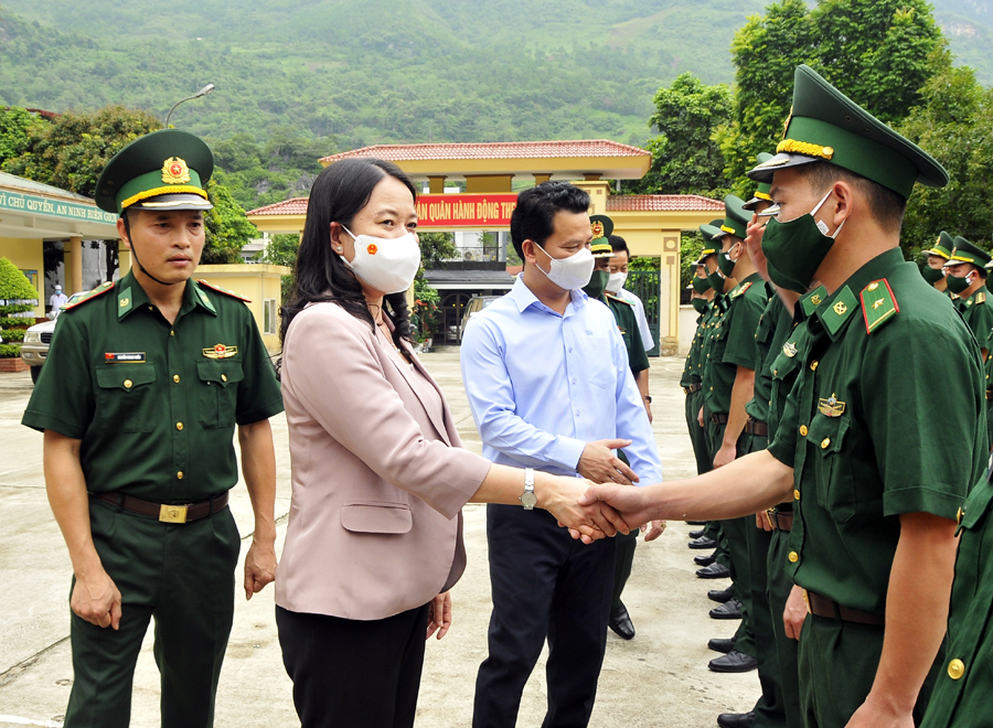 Ph&amp;oacute; Chủ tịch nước thăm c&amp;aacute;n bộ, chiến sỹ Đồn Bi&amp;ecirc;n ph&amp;ograve;ng Cửa khẩu Quốc tế Thanh Thủy