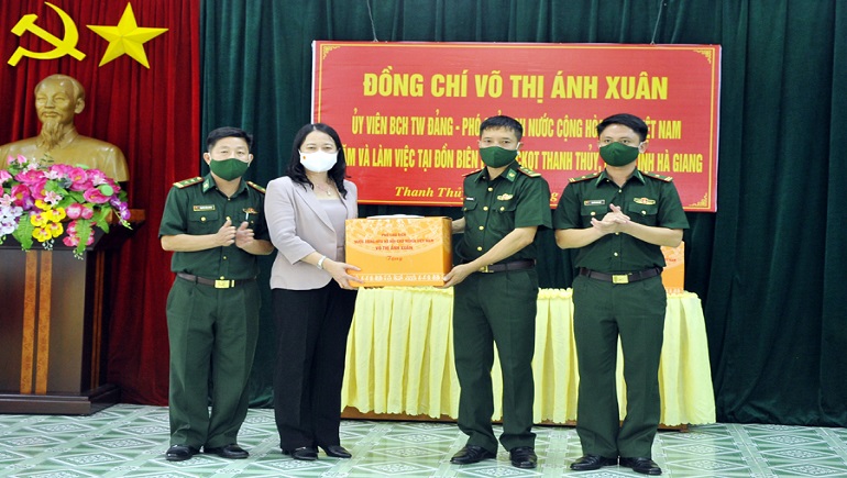 Ph&amp;oacute; Chủ tịch nước tặng qu&amp;agrave; Đồn Bi&amp;ecirc;n ph&amp;ograve;ng Cửa khẩu Quốc tế Thanh Thủy