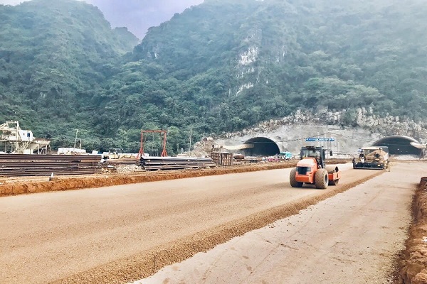Thi c&amp;ocirc;ng dự &amp;aacute;n th&amp;agrave;nh phần cao tốc Bắc &amp;ndash;Nam tại H&amp;agrave; Trung
