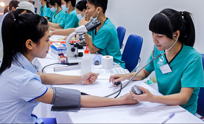 Hằng năm người sử dụng lao động phải tổ chức kh&amp;aacute;m sức khoẻ định kỳ cho người lao động, kể cả người học nghề, tập nghề; lao động nữ phải được kh&amp;aacute;m chuy&amp;ecirc;n khoa phụ sản (Ảnh minh họa)