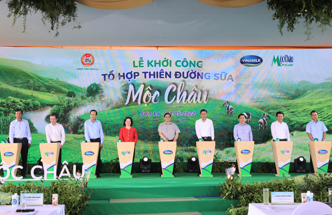Thủ tướng Ch&amp;iacute;nh phủ c&amp;ugrave;ng c&amp;aacute;c đại biểu v&amp;agrave; l&amp;atilde;nh đạo của Vinamilk, Mộc Ch&amp;acirc;u Milk thực hiện nghi thức khởi c&amp;ocirc;ng Tổ hợp Thi&amp;ecirc;n đường sữa Mộc Ch&amp;acirc;u.