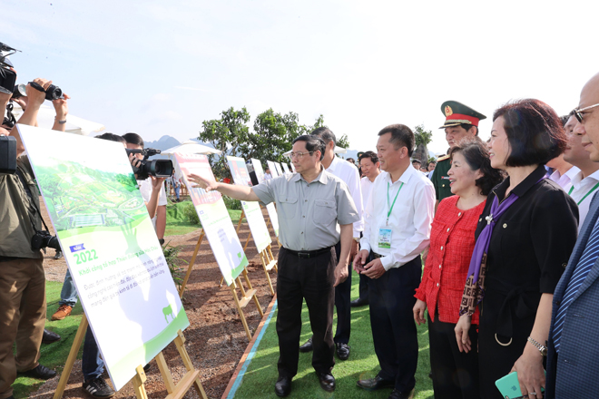 Thủ tướng Ch&amp;iacute;nh phủ Phạm Minh Ch&amp;iacute;nh v&amp;agrave; đo&amp;agrave;n c&amp;ocirc;ng t&amp;aacute;c nghe giới thiệu về tổ hợp dự &amp;aacute;n c&amp;oacute; vốn đầu tư l&amp;ecirc;n đến hơn 3.000 tỷ của Vinamilk v&amp;agrave; Mộc Ch&amp;acirc;u Milk.