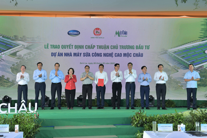 &amp;Ocirc;ng Phạm Hải Nam (đứng giữa) &amp;ndash; Tổng Gi&amp;aacute;m đốc Mộc Ch&amp;acirc;u Milk đại diện nhận Quyết định chấp thuận chủ trương đầu tư cho hạng mục &amp;ldquo;Nh&amp;agrave; m&amp;aacute;y sữa c&amp;ocirc;ng nghệ cao Mộc Ch&amp;acirc;u&amp;rdquo; từ l&amp;atilde;nh đạo Tỉnh Sơn La.